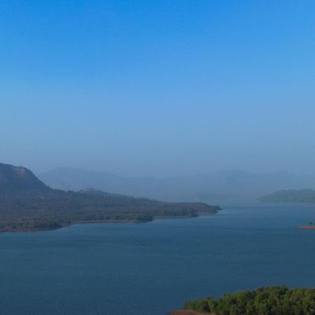 Ekam Lake House By Stayvista With Mountain & Lake Views, Outdoor Jacuzzi, Sauna, Modern Amenities & Kitchen Garden Pune Luaran gambar