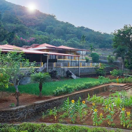 Ekam Lake House By Stayvista With Mountain & Lake Views, Outdoor Jacuzzi, Sauna, Modern Amenities & Kitchen Garden Pune Luaran gambar